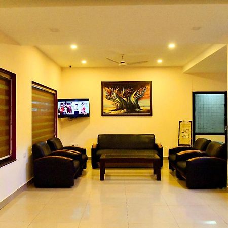 Hotel Chanakya Palakkad Exteriör bild