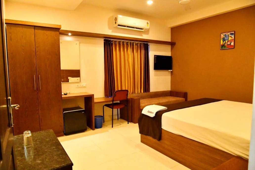 Hotel Chanakya Palakkad Exteriör bild