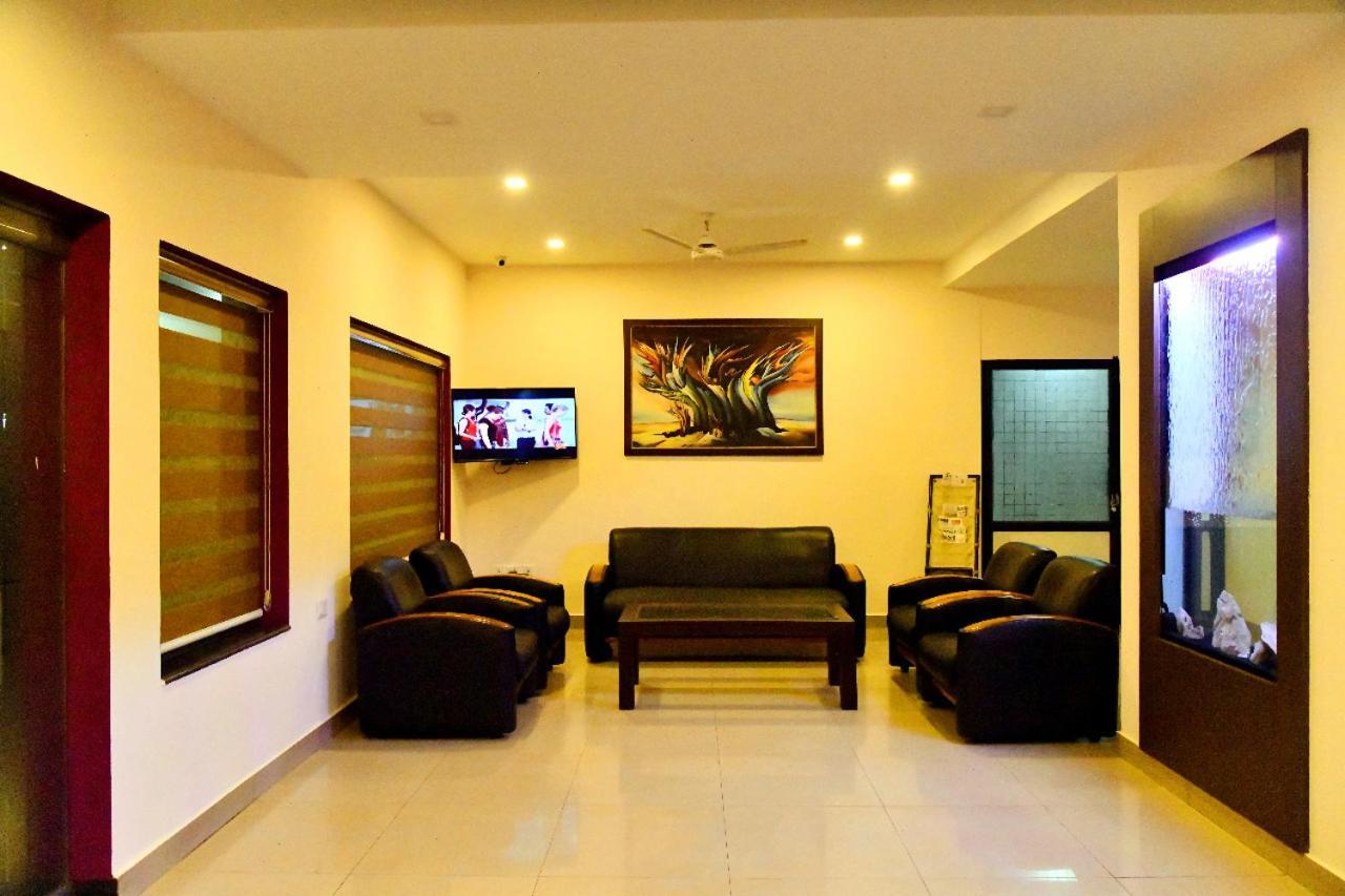 Hotel Chanakya Palakkad Exteriör bild