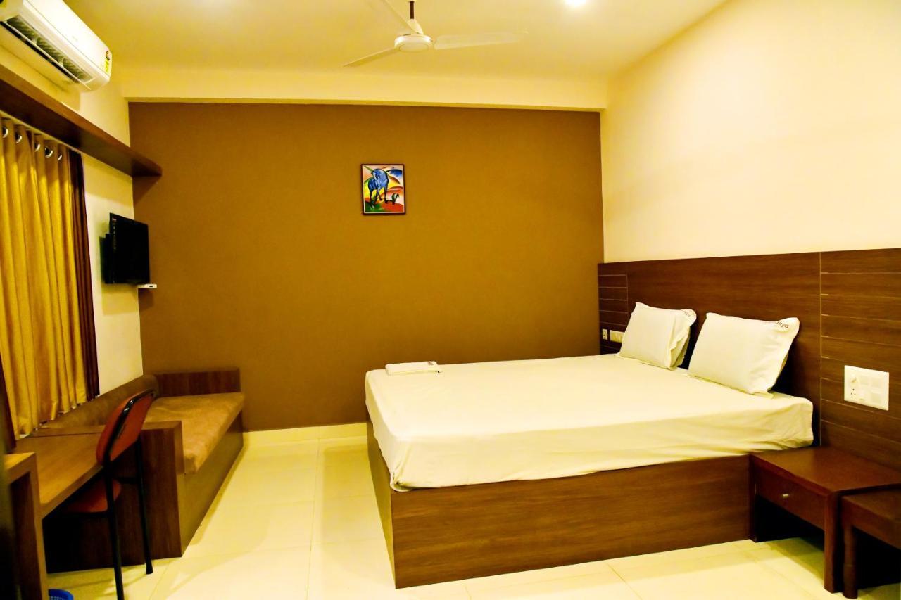 Hotel Chanakya Palakkad Exteriör bild